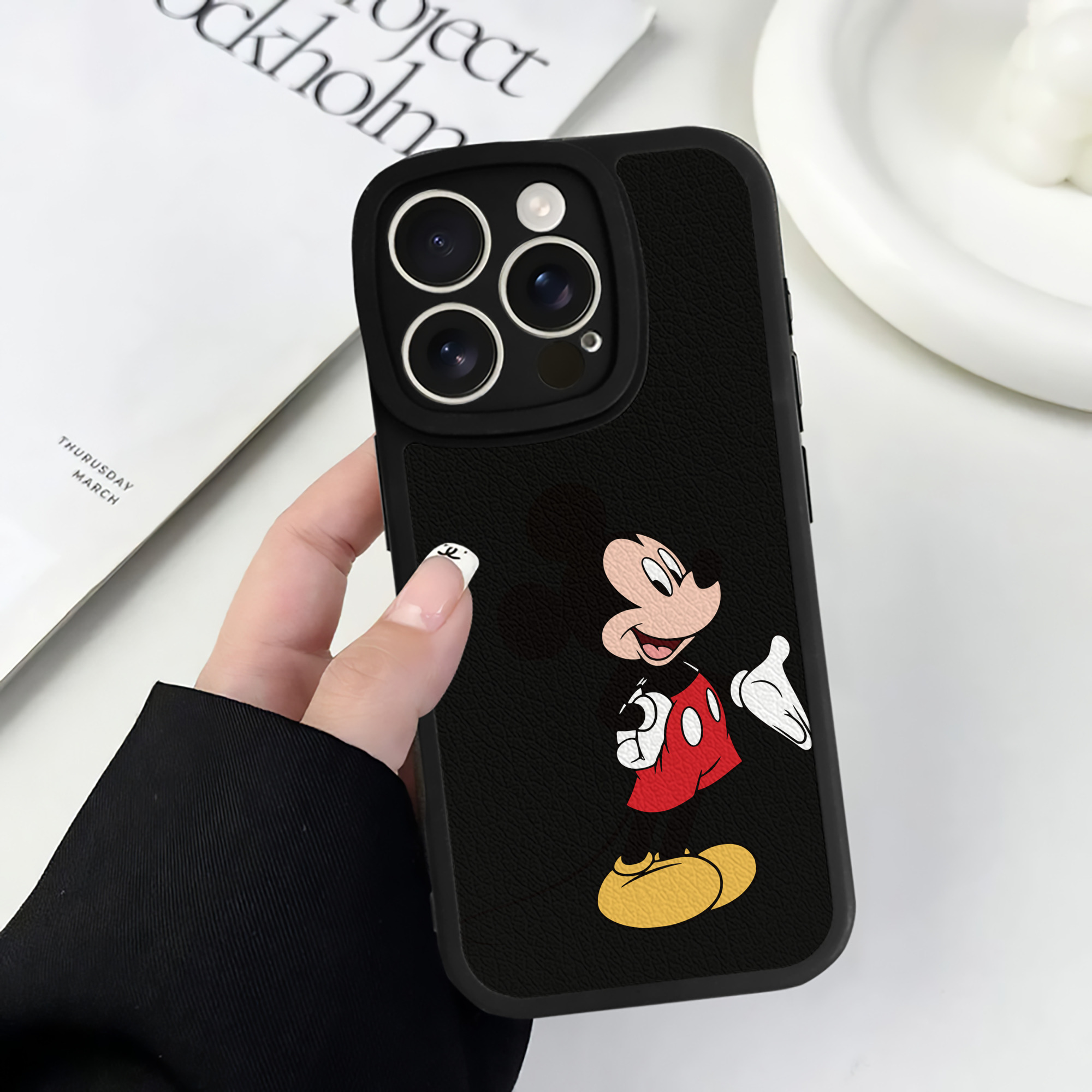 （画像用） ミッキーマウス Mickey Mouse 【iPhone 16シリーズ対応】シリコンスマホケース（レザー調） 材質：シリコン